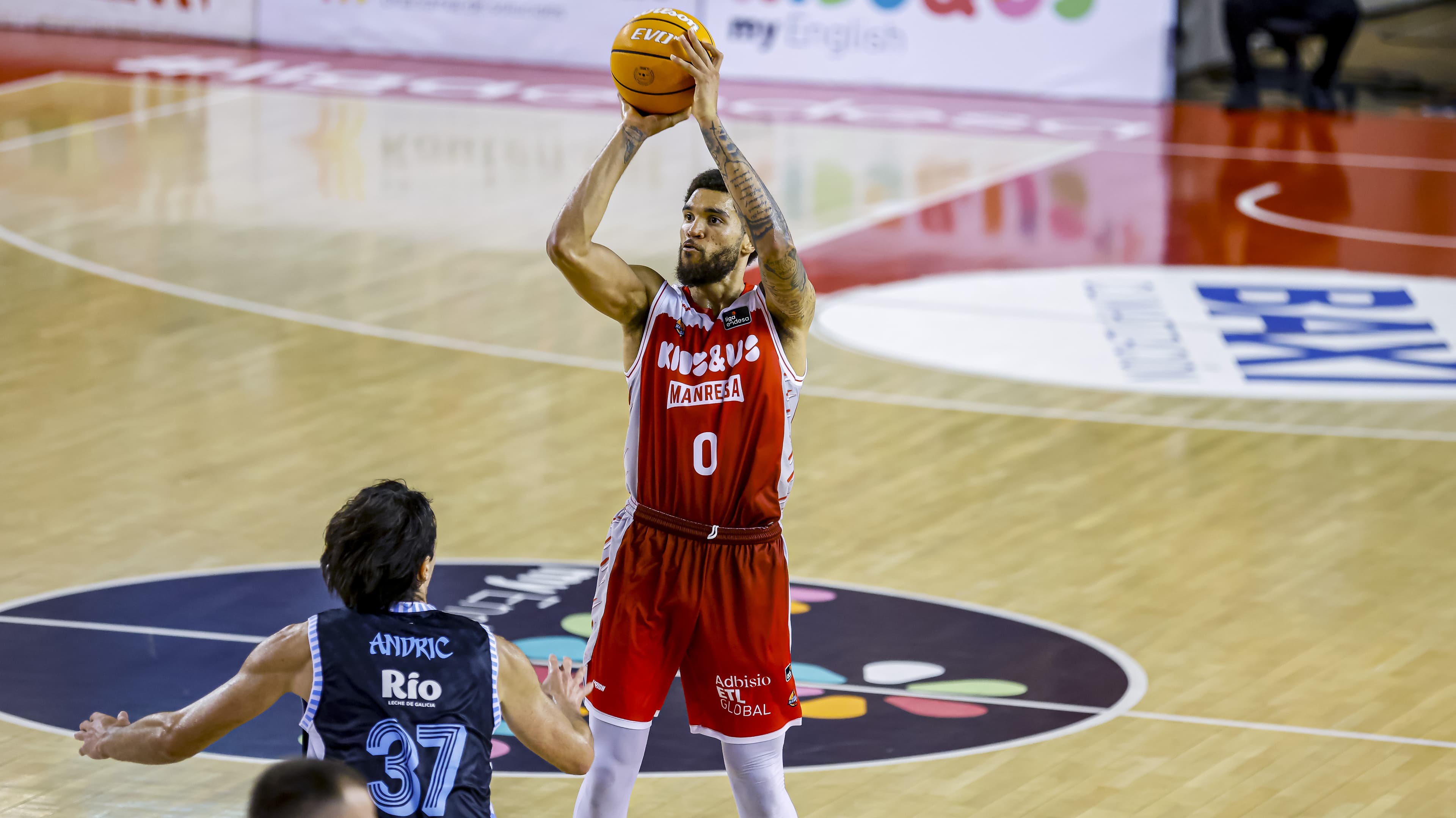 Timmy Allen lanza a canasta