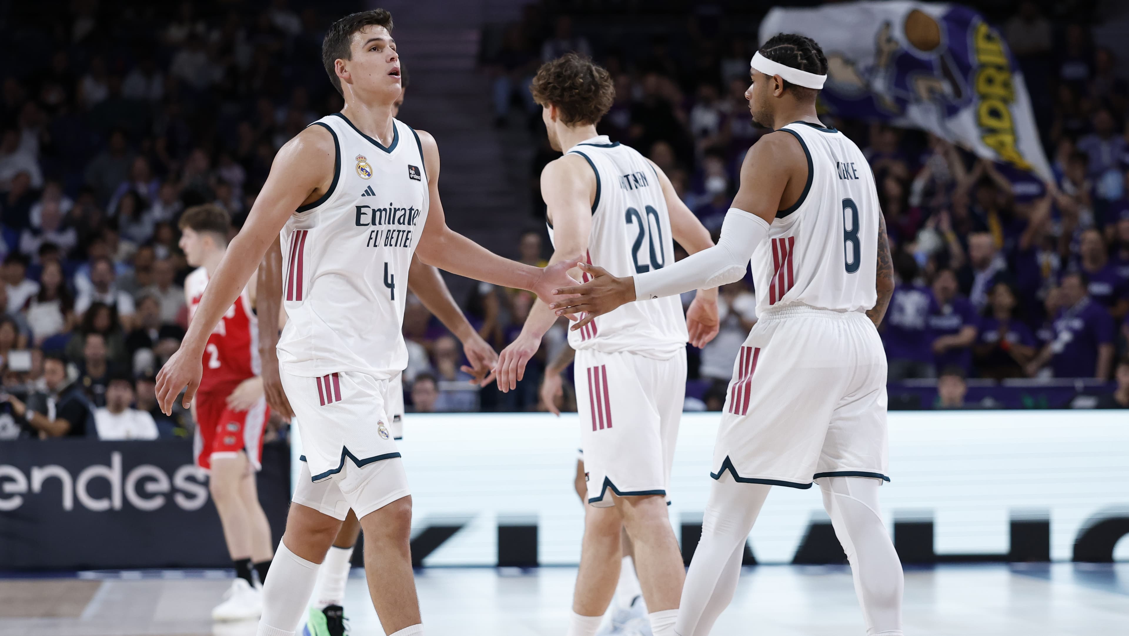 Pradilla y Okeke se chocan las manos