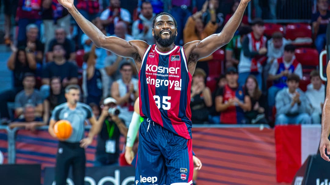 Kenneth Faried celebrando una canasta