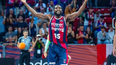 Kenneth Faried celebrando una canasta