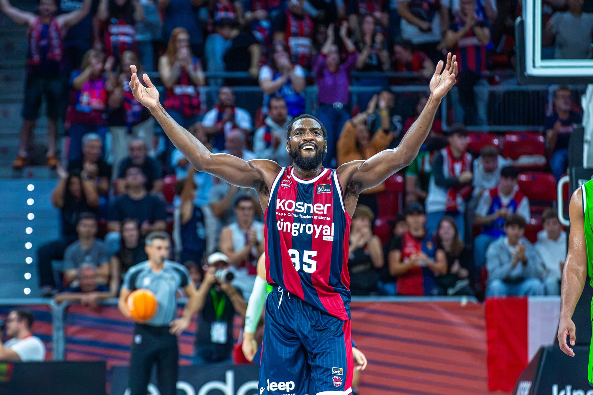 Kenneth Faried celebrando una canasta