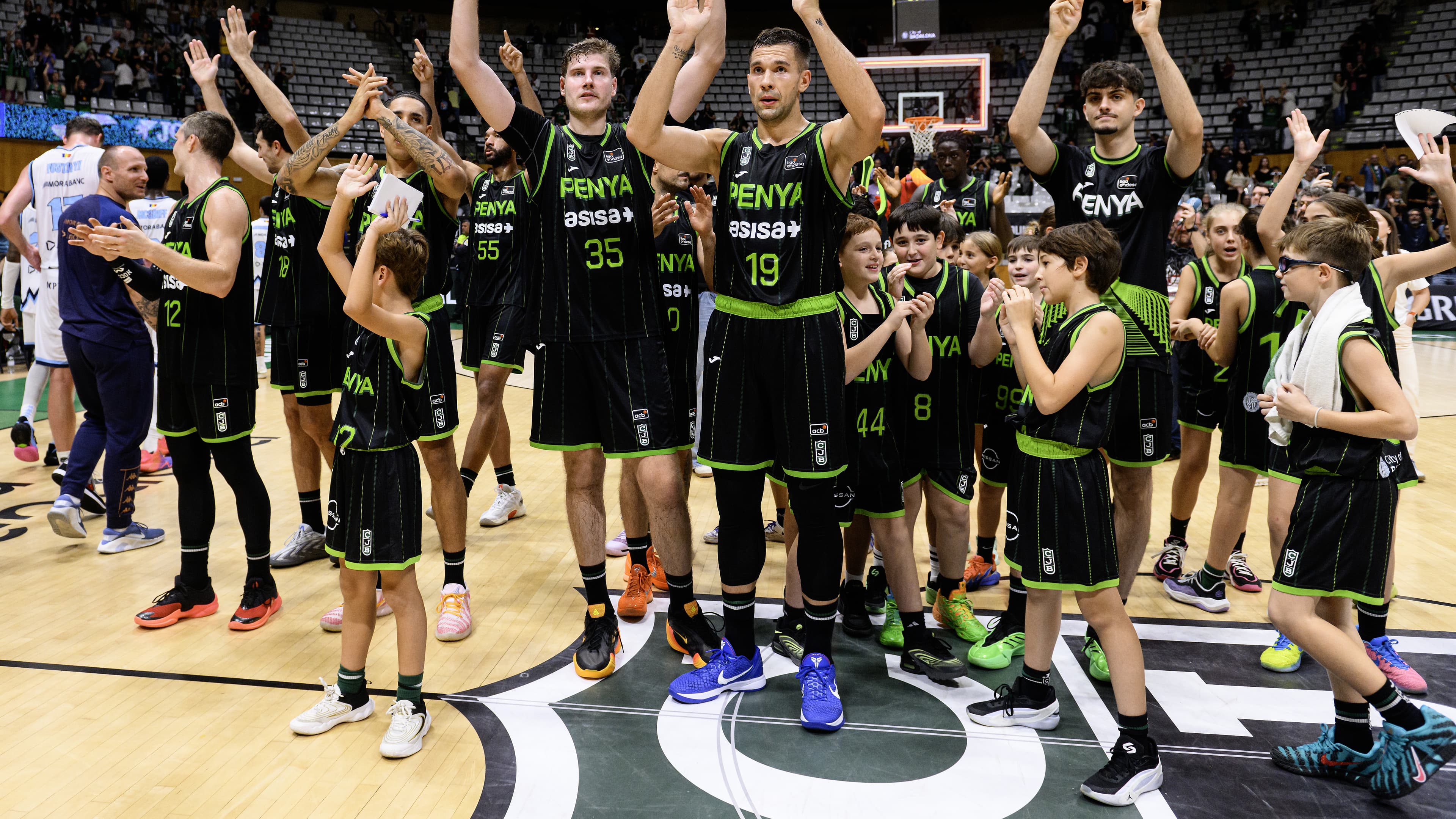 Nico Laprovittola celebra la victoria de ASISA Joventut