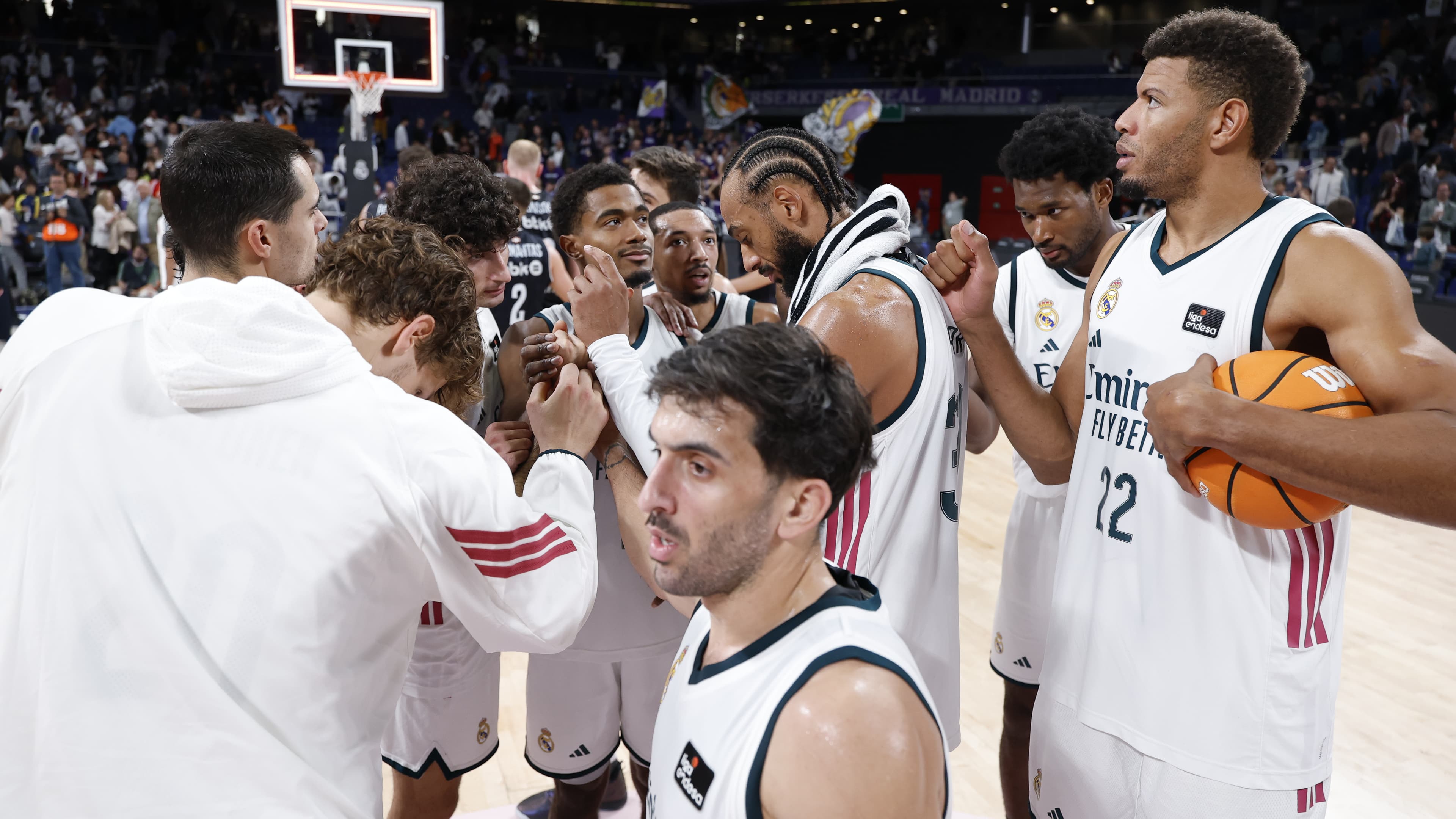 El Real Madrid celebra la victoria ante Surne Bilbao