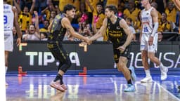Jaime Fernández y Van Beck celebran una canasta