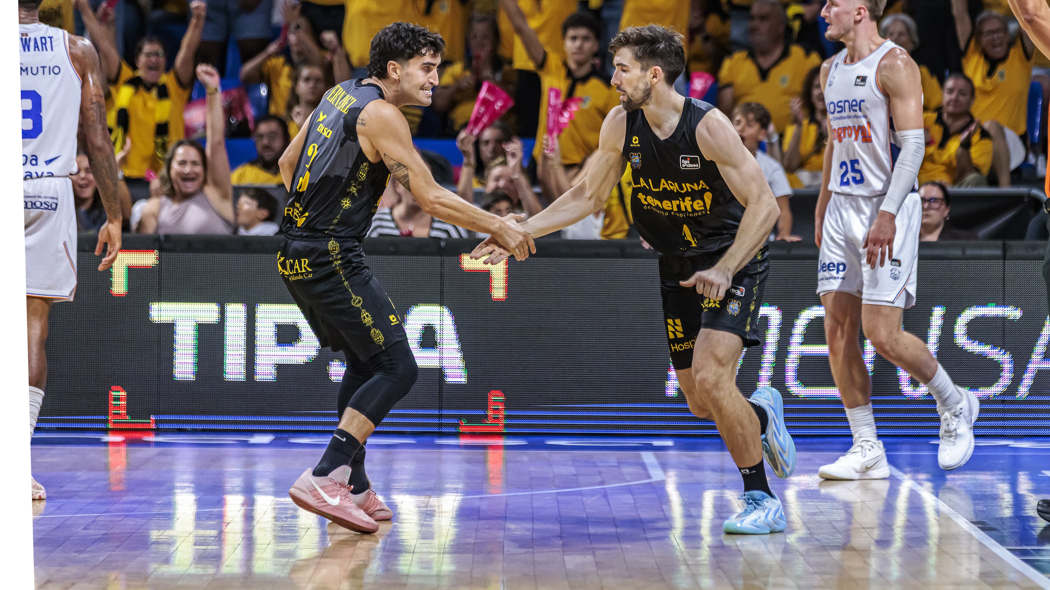 Jaime Fernández y Van Beck celebran una canasta