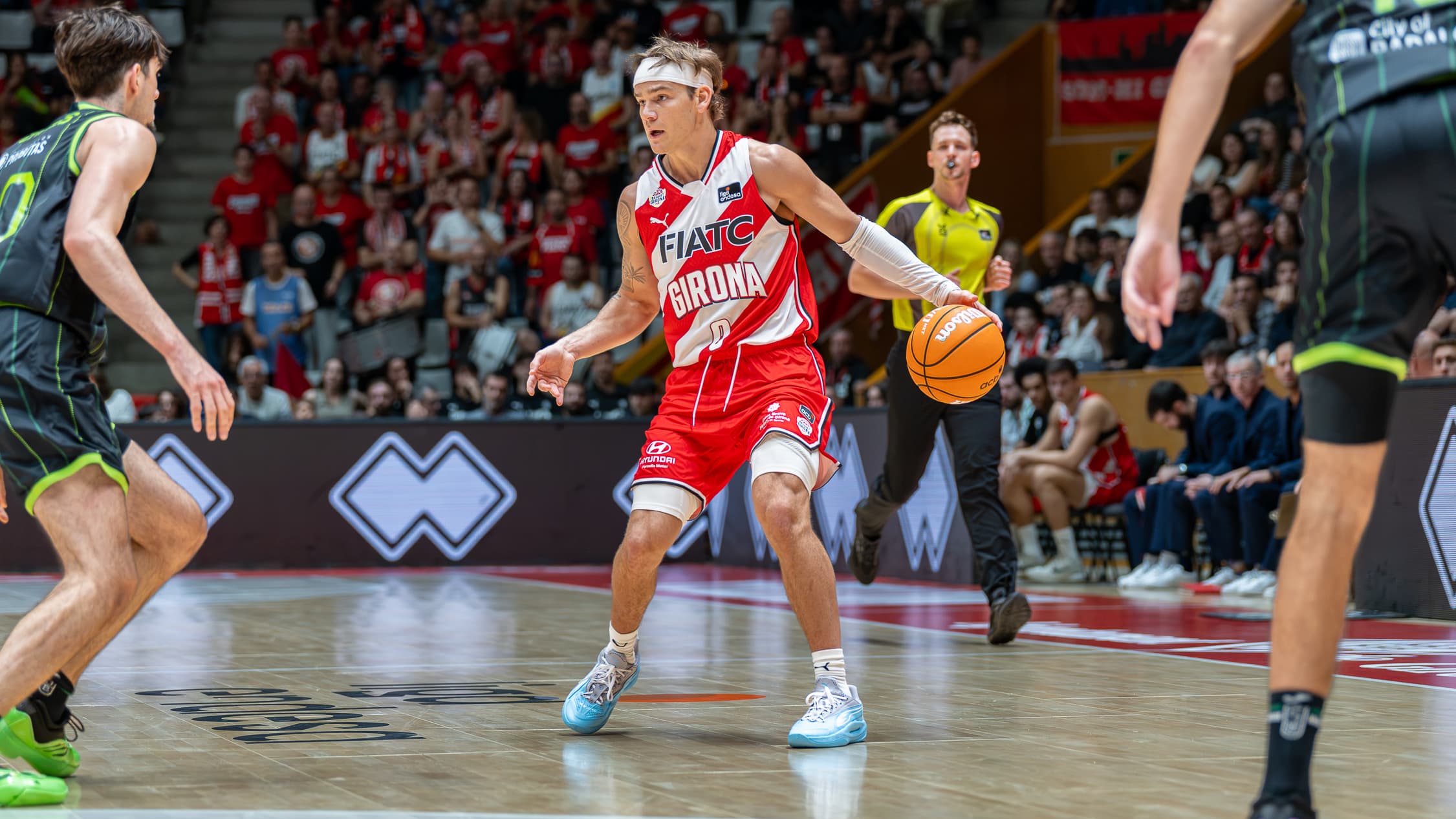 Mac McClung controla el balón ante la Penya