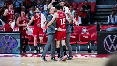 Vives celebra una canasta con su entrenador y el banquillo.