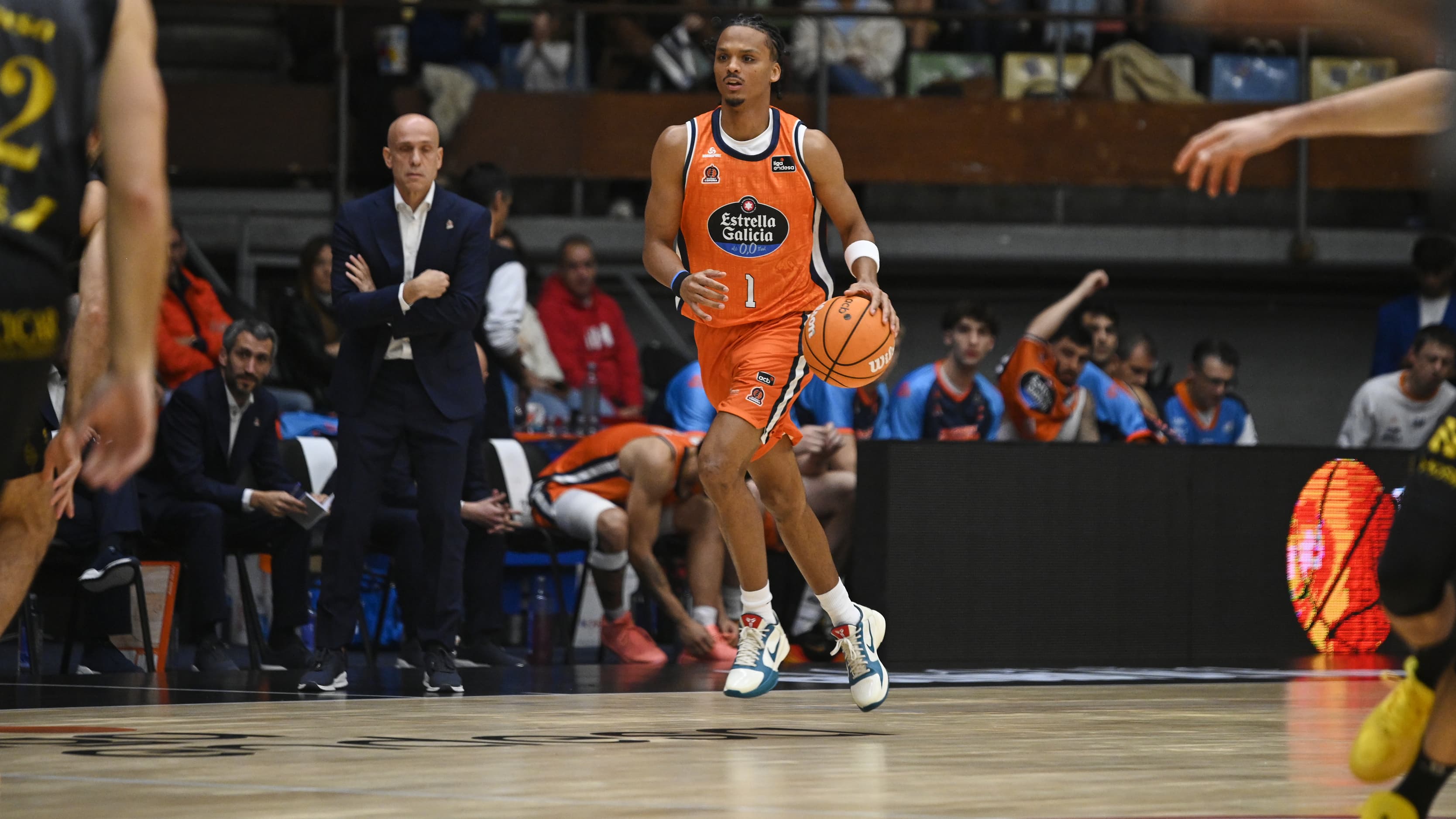 Alonzo Verge subiendo el balón