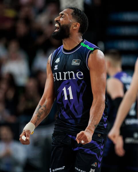 👔 HILLIARD lidera de nuevo