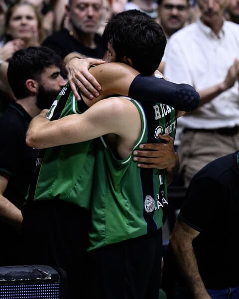 💚🖤 La Penya se despide de su gente con honores