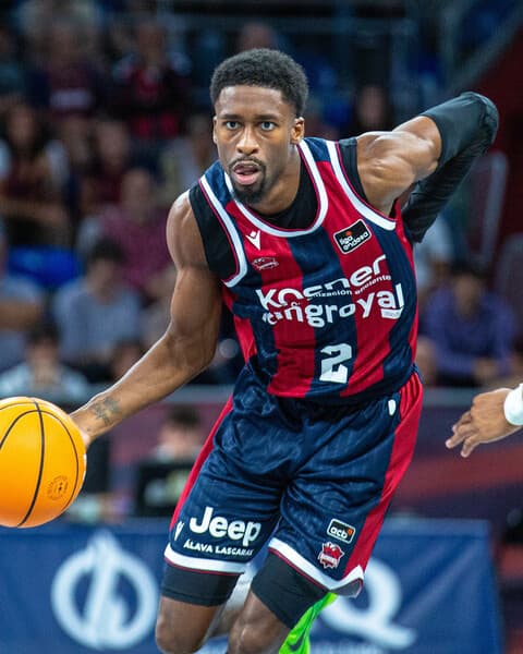 🏀 SIMMONS encuentra su zona