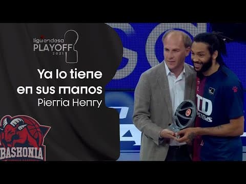 Pierriá Henry recibe el premio como miembro del Mejor Quinteto