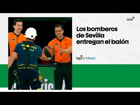 Los BOMBEROS de Sevilla hacen la entrega del balón... ¡BAJANDO DESDE EL TECHO!