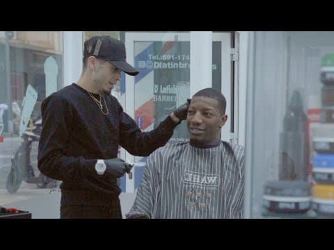Yankuba Sima se corta el pelo hablando de baloncesto