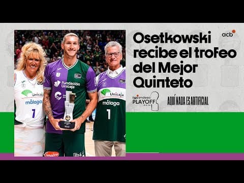 Osetkowski recoge su premio como integrante al Mejor Quinteto