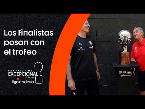 Los finalistas posan con el trofeo