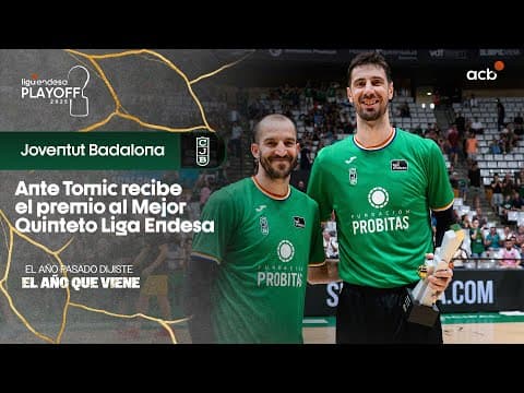 Ante Tomic recibe el trofeo como integrante del mejor quinteto