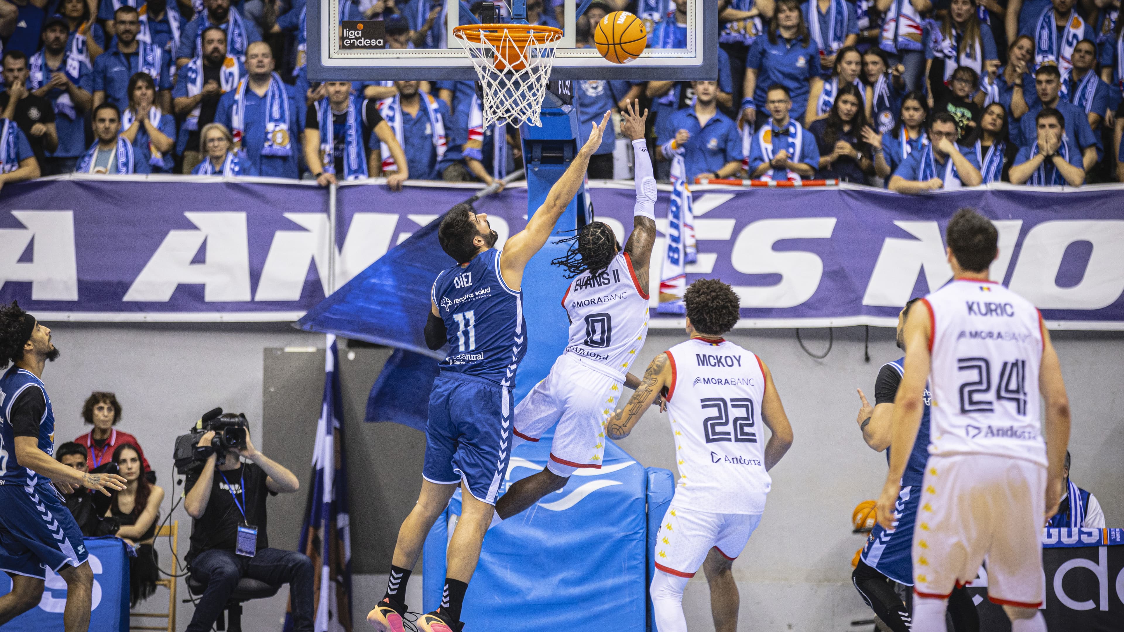Lance de juego en el partido entre Recoletas Salud San Pablo Burgos y Morabanc Andorra