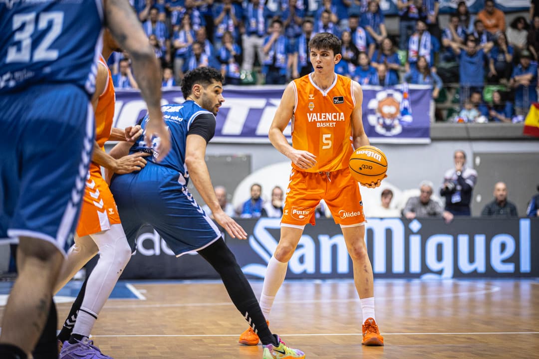 Sergio de Larrea, jugador del Valencia Basket y estrella del SuperManager acb