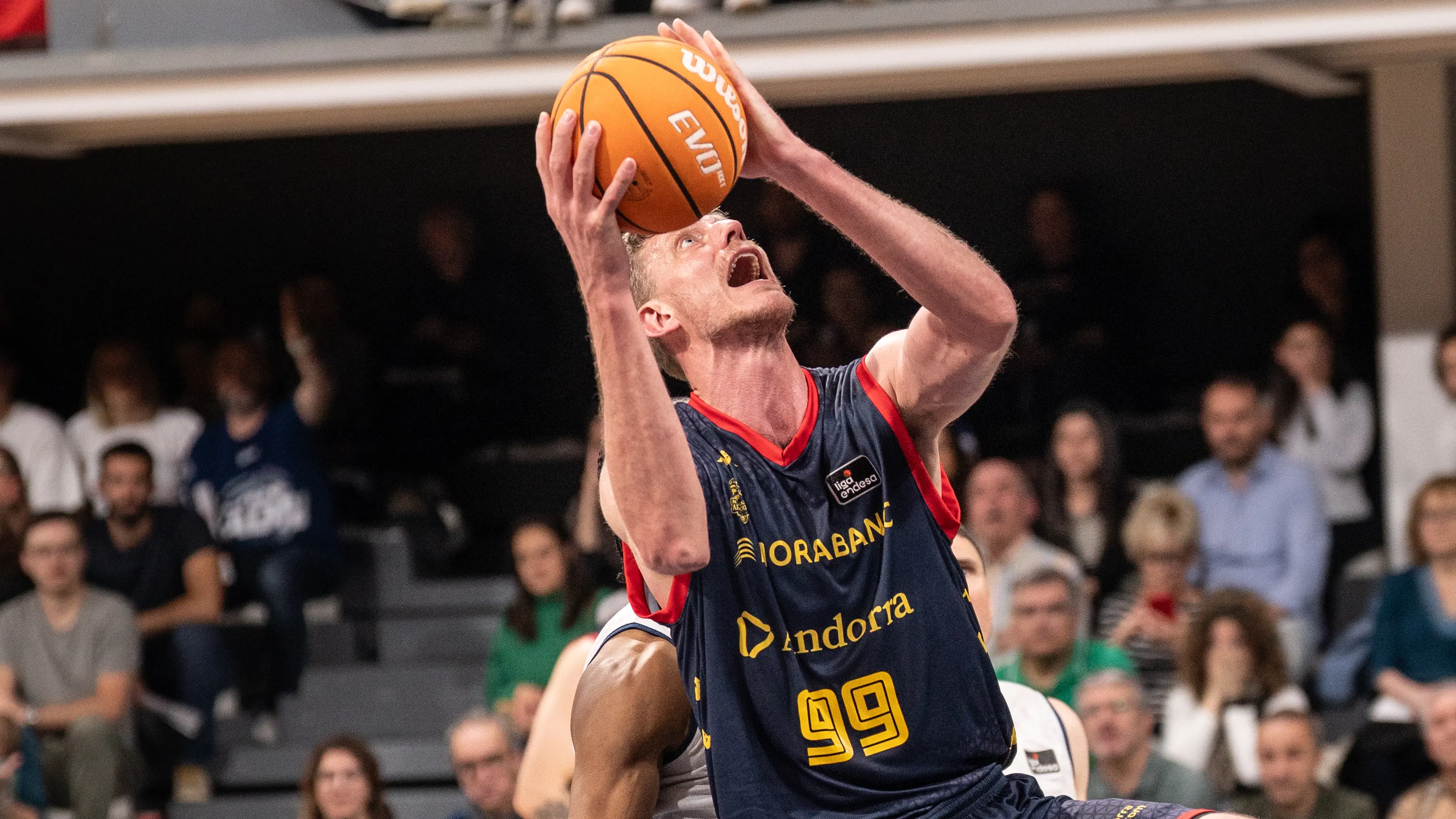 Artem Pustovyi se hace grande en la zona