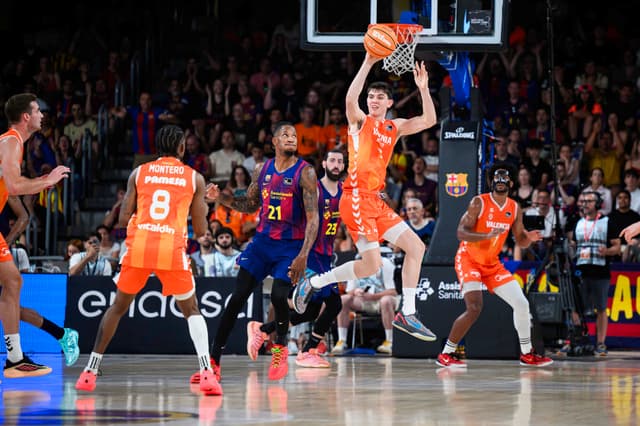 Los jugadores de Valencia Basket festejan el título liguero