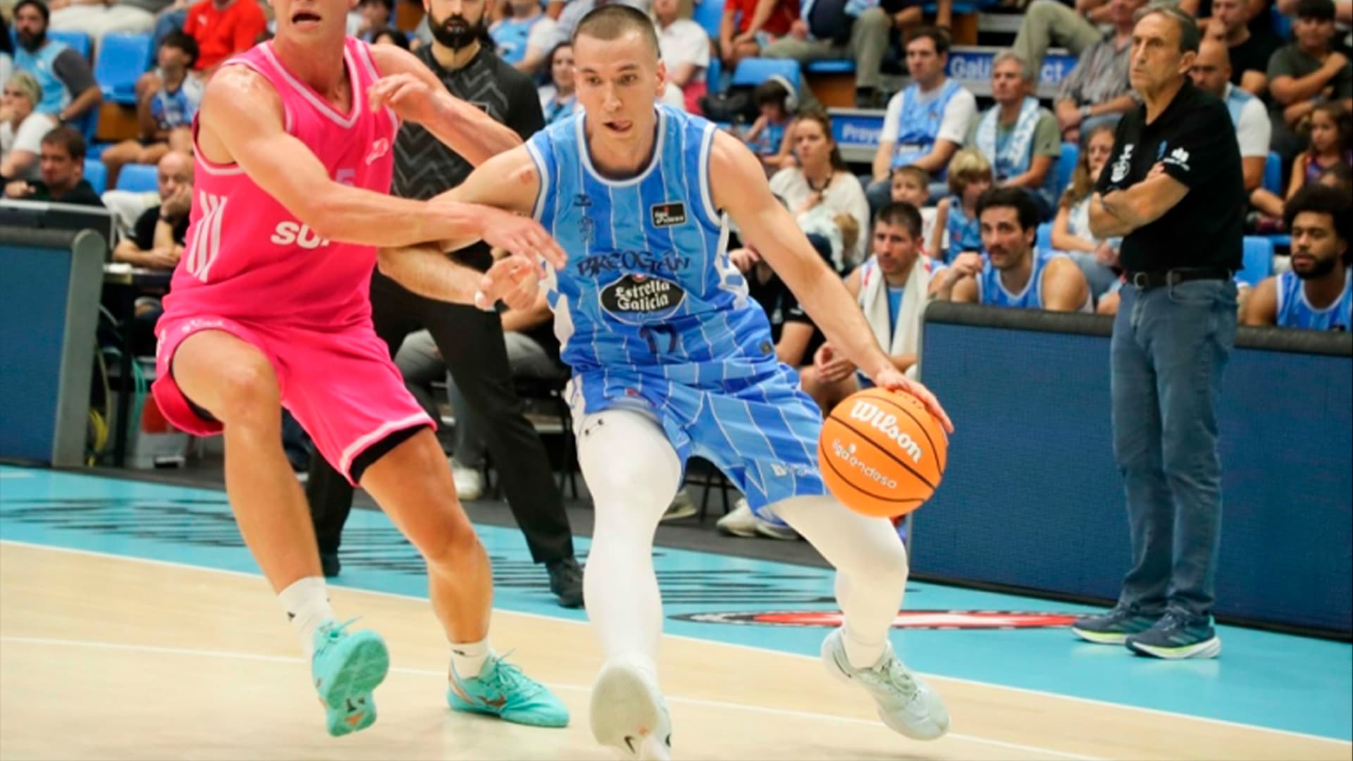 Aranitovic ataca el aro en el encuentro de pretemporada ante Mega Basket