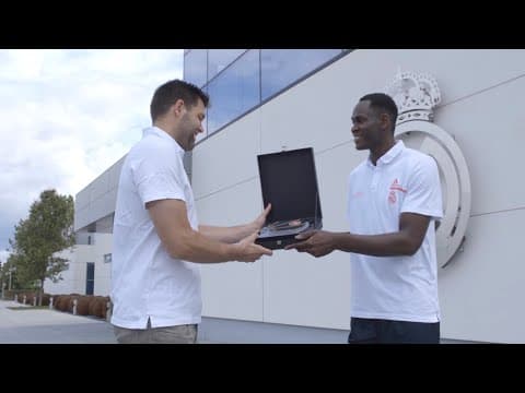 Usman Garuba recibe el premio de Mejor Joven de la temporada