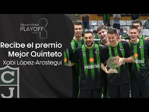 Xabi López-Arostegui recibe el premio como integrante del Mejor Quinteto
